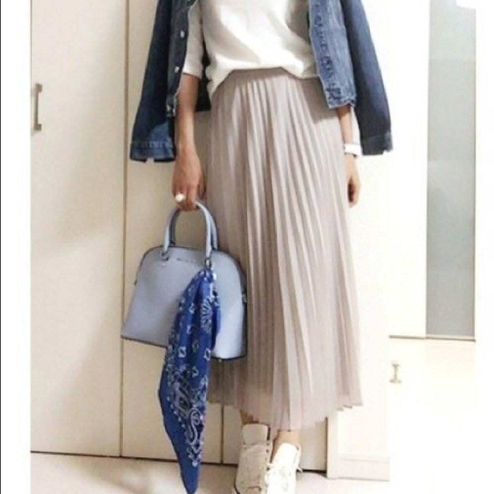 UNIQLO light grey pleated skirt